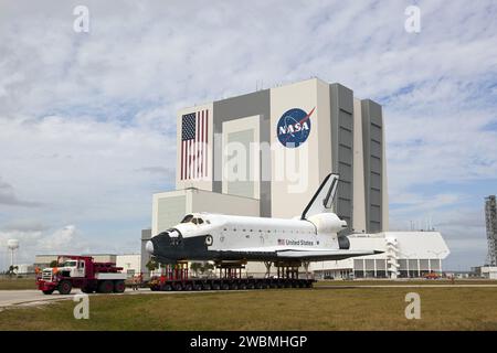 CAPE CANAVERAL, Fla. – Das High-Fidelity-Space-Shuttle-Modell, das im Besucherkomplex des Kennedy Space Center der NASA in Florida ausgestellt wurde, rollt durch den Presseparkplatz in Richtung Kennedys Startkomplex 39 Turn Basin. Dahinter ragt das Fahrzeug-Montagegebäude 525 Meter in der Luft. Das Shuttle war Teil einer Ausstellung im Besucherkomplex, die auch einen externen Tank und zwei feste Raketenverstärker beinhaltete, die den Besuchern die Größe der tatsächlichen Komponenten des Space Shuttle zeigten. Das komplette Shuttle-Modell wird von Kennedy zum Space Center Houston, NASA Johns, übertragen Stockfoto