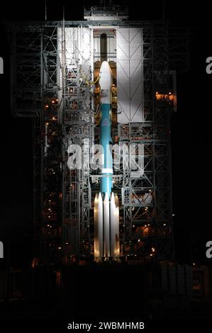 RAUMFAHRTZENTRUM KENNEDY, FLA. - Auf der Startfläche 17-B, Cape Canaveral Air Force Station, Fla., wird die Boeing Delta II Rakete mit dem Tiefenaufprall-Raumschiff in Licht getaucht und wartet auf den Rückschlag des Turms vor dem Start. Deep Impact wird heute um 47 Uhr EST losfahren und sich mit dem Kometen Tempel 1 treffen, wenn der Komet 83 Millionen Meilen von der Erde entfernt ist. Nachdem am 4. Juli 2005 ein 3 x 3 Fuß großes Geschoss (Impaktor) auf die Oberfläche abgestürzt wurde, enthüllt Deep Impact die Geheimnisse des Inneren des Kometen, indem er Bilder und Daten darüber sammelt, wie sich der Krater eignet Stockfoto