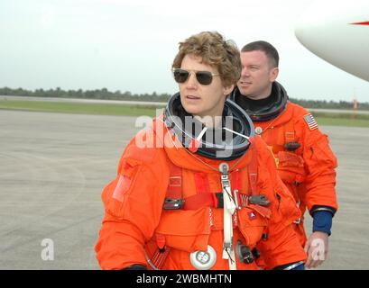 Commander Eileen Collins und Pilot James Kelly gehen aus dem Shuttle-Trainingsflugzeug nach dem Landeübungen für die Mission STS-114 im Kennedy Space Center. Der modifizierte Gulfstream II-Jet repliziert die Gleiteigenschaften und Landeeigenschaften des Space Shuttle-Orbiters. Stockfoto