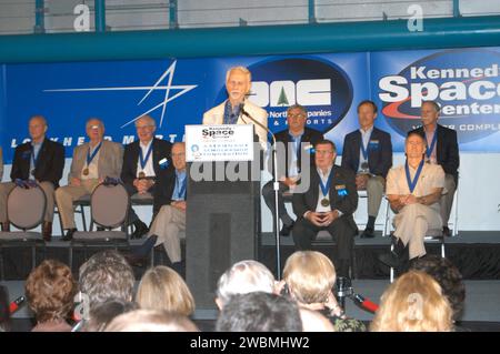 RAUMFAHRTZENTRUM KENNEDY, FLA. - Owen Garriott, Vorsitzender der Astronaut Hall of Fame, spricht mit Gästen bei der Einführungszeremonie von drei neuen Ergänzungen der Hall of Fame Gordon Fullerton, Bruce McCandless und Joe Allen. Auf der Bühne befinden sich die aktuelle Hall of Famers, von links in der hinteren Reihe Charles Duke, Jack Lousma, Bill Pogue, Dan Brandenstein, Robert „Hoot“ Gibson und Stephen Covey; in der ersten Reihe Jim Lovell, Fred Haise und Vance Brand. Diese Elite-Gruppe von Indu ist für ihre individuellen Flugleistungen und Beiträge zum Erfolg und zukünftigen Erfolg des US-Raumfahrtprogramms anerkannt Stockfoto