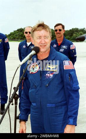 KENNEDY SPACE CENTER, FLORIDA. -- nach der Ankunft in der Shuttle-Landeanlage des Kennedy Space Centers, spricht Expedition-3-Kommandant Frank Culbertson mit den Medien. Hinter ihm befinden sich der STS-105 Missionsspezialist Patrick Forrester (links) und Commander Scott Horowitz (rechts). Die STS-105 und die Expedition drei werden nach Kennedy zurückkehren, um die letzten Vorbereitungen für den Start zur Internationalen Raumstation zu treffen. Auf der Mission STS-105 wird die Discovery die Expedition mit drei Besatzungsmitgliedern und mehreren Nutzlasten und wissenschaftlichen Experimenten zur Internationalen Raumstation transportieren. Der frühe Ammoniakdienstler (E Stockfoto