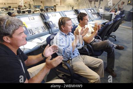 Das Space Shuttle Discovery landete auf der Edwards Air Force Base, nachdem die STS-114-Mission „Return to Flight“ aufgrund des Wetters vom KSC verschoben wurde. Die Landung wurde von Missionskommandeur Eileen Collins geleitet. Während der zweiwöchigen Mission führte die Crew Inspektionen, Reparaturen und Wartungsarbeiten an der ISS durch und führte drei Raumwanderungen durch. Stockfoto