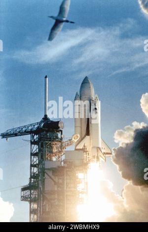 Space Shuttle Columbia startet vom Startkomplex 39, Pad A, für seinen Erstflug mit den Astronauten John Young und Bob Crippen und beginnt eine 54-stündige Orbitalmission im Rahmen des ersten wiederverwendbaren Space Transportation System Tests. Stockfoto