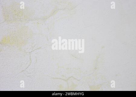 Alte abblätternde Farbe an der Wand. Hintergrund aus grauem Stuck. Stockfoto