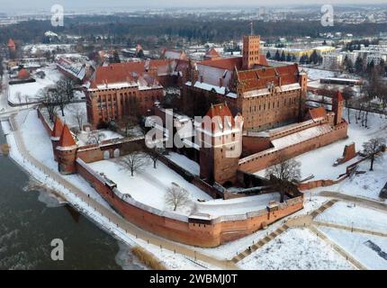 09.01.2024/ Polen Marienburg polnisch Zamek W Malborku ist eine im 13. Jahrhundert erbaute mittelalterliche Ordensburg des Deutschen Ordens Deutscher Orden an der Nogat einem Mündungsarm der Weichsel Sie liegen am Rande der Stadt Marienburg poln. Malbork im Weichseldelta Ansicht Luftbild Luftaufnahme Winter Frost Schnee *** 09 01 2024 Polen Marienburg poln Zamek W Malborku ist eine mittelalterliche Burg des Deutschen Ritterordens, die im 13. Jahrhundert an der Nogat, einer Mündung der Weichsel, erbaut wurde. Es liegt am Stadtrand von Marienburg Poln Malbork in der Weichsel Del Stockfoto