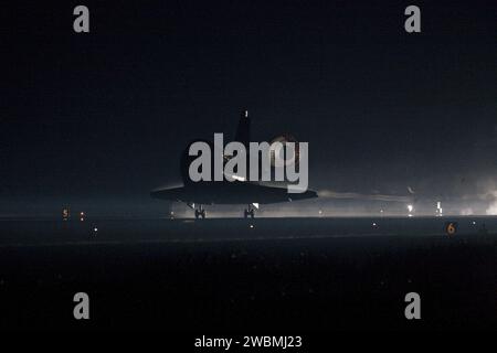 STS135-S-219 (21. Juli 2011) --- das Space Shuttle Atlantis kehrt zum letzten Mal auf der Landebahn 15 im Kennedy Space Center der NASA in Florida kurz vor Sonnenaufgang am 21. Juli 2011 zur Erde zurück. Atlantis landete um 5:57 Uhr morgens (EDT) auf der Landebahn 15, womit die Mission STS-135 und das Space Shuttle Program der NASA beendet wurden. An Bord sind die NASA-Astronauten Chris Ferguson, Kommandant, Doug Hurley, Pilot, Sandy Magnus und Rex Walheim, beide Missionsspezialisten. Auf der 37. Shuttle-Mission zur Internationalen Raumstation lieferte STS-135 mehr als 9.400 Pfund Ersatzteile, Ausrüstung und Vorräte in die Raffaello Stockfoto