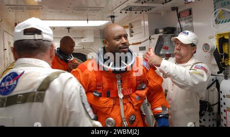 CAPE CANAVERAL, Fla. - Auf der Startfläche 39A im Kennedy Space Center der NASA in Florida half die Besatzung im Weißen Raum dem STS-129-Missionsspezialisten Leland Melvin, seinen Anzug zu beenden, bevor er in das Space Shuttle Atlantis einsteigt. Die sechs Astronauten der STS-129-Mission des Raumschiffs Atlantis nehmen an der Probe des Start-Kostüms Teil, dem Terminal Countdown Demonstration Test. Im letzten Monat wurden zusätzliche Schulungen im Zusammenhang mit dem Test durchgeführt, aber der simulierte Countdown wurde wegen eines Planungskonflikts mit dem Start der NASA-Testrakete Ares i-X verschoben. Start von Atlantis darauf Stockfoto