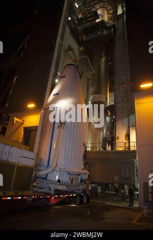 CAPE CANAVERAL, Fla. -- in seiner Nutzlastverkleidung eingehängt, trifft der Tracking and Data Relay Satellite der NASA, TDRS-K, am Space Launch Complex 41 der Cape Canaveral Air Force Station ein. Das Raumschiff wird nun auf einer Atlas-V-Rakete der United Launch Alliance in Position gebracht. Die Inbetriebnahme des TDRS-K ist für den 30. Januar 2013 geplant. Das Raumschiff TDRS-K ist Teil der nächsten Generation des Tracking and Data Relay Satellite Systems, einer Konstellation von weltraumgestützten Kommunikationssatelliten, die Tracking-, Telemetrie-, Befehls- und Datenrückgabedienste mit hoher Bandbreite bereitstellen. Stockfoto