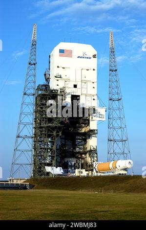 Die erste und zweite Stufe der Boeing Delta IV-Rakete erreichten die Startfläche 37-B nach der Integration in die Horizontal Integration Facility und bereiteten sich auf den Start des GOES-N-Satelliten der NOAA am 4. Mai vor, um Unwetter zu überwachen. Stockfoto