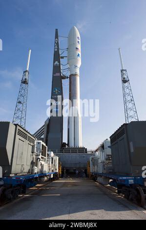 CAPE CANAVERAL, Fla. -- die NASA Juno Raumsonde, die in ihrer Nutzlastverkleidung auf einem Trägerraketen der United Launch Alliance Atlas V-551 eingeschlossen ist, ist neu im Space Launch Complex 41 auf der Cape Canaveral Air Force Station in Florida angekommen. Der Start ist während eines Startfensters geplant, das sich am 5. August von 11:34 Uhr bis 12:43 Uhr EDT erstreckt. Die solarbetriebene Raumsonde wird Jupiters Pole 33 Mal umkreisen, um mehr über die Entstehung, Struktur, Atmosphäre und Magnetosphäre des Gasriesen zu erfahren und die Existenz eines festen Planetenkerns zu untersuchen. Das Jet Propulsion Laboratory der NASA, Pasadena, Kalifornien, leitet die Leitung Stockfoto