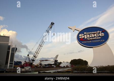 CAPE CANAVERAL, Fla. – Daybreak im Kennedy Space Center Visitor Complex in Florida bereitet Vorbereitungen vor, um das High-Fidelity-Space-Shuttle-Modell in das 39 Turn Basin des Startzentrums der NASA Kennedy Space Center zu verlegen. Das Shuttle war Teil einer Ausstellung im Besucherkomplex, die auch einen externen Tank und zwei feste Raketenverstärker beinhaltete, die den Besuchern die Größe der tatsächlichen Komponenten des Space Shuttle zeigten. Das komplette Shuttle-Modell wird von Kennedy zum Space Center Houston, dem Besucherzentrum des Johnson Space Centers der NASA, gebracht. Das Modell bleibt für eine f Stockfoto