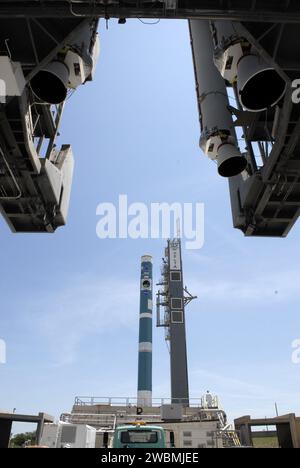 CAPE CANAVERAL, Fla. – Auf dem Startkomplex 17-B an der Cape Canaveral Air Force Station wartet die erste Stufe der Delta-II-Rakete im Hintergrund auf den mobilen Dienstturm und die festen Raketenverstärker (oberer Vorboden), die befestigt werden. Die Delta II ist die Trägerrakete für das Raumschiff STSS Demonstrator. Die STSS Demonstratoren sind ein Midcourse Tracking Technologie Demonstrator und Teil eines sich entwickelnden ballistischen Raketenabwehrsystems. STSS ist in der Lage, Objekte nach der Boost-Phase zu verfolgen und liefert Bahninformationen an andere Sensoren. Es wird von der NASA für die Miss gestartet Stockfoto