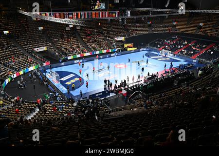 München, Deutschland. Januar 2024. Handball: Europameisterschaft, Portugal - Griechenland, Vorrunde, Gruppe F, Spieltag 1, Olympiahalle München. Blick auf die Arena vor dem Spiel. Quelle: Peter Kneffel/dpa/Alamy Live News Stockfoto