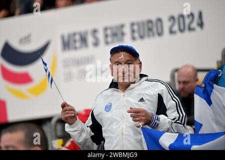 München, Deutschland. Januar 2024. Handball: Europameisterschaft, Portugal - Griechenland, Vorrunde, Gruppe F, Spieltag 1, Olympiahalle München. Ein griechischer Fan vor dem Spiel. Quelle: Peter Kneffel/dpa/Alamy Live News Stockfoto