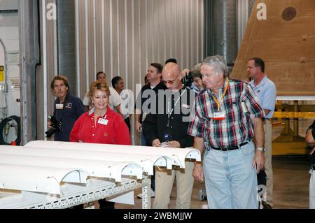 Die Medien beobachten Solid Rocket Booster Segmente in der Montageanlage des Kennedy Space Centers. Die SRBs mit einer Höhe von 149 Fuß und einem Durchmesser von 12 Fuß bieten den Hauptantrieb für Shuttlestarts und trennen sich nach zwei Minuten, um das Einsetzen der Umlaufbahn zu unterstützen. Stockfoto