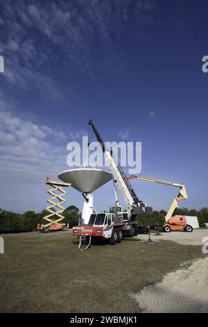 Im Kennedy Space Center werden 40-Fuß-Antennen für das Ka-BOOM-System gebaut, die Radar-, Raumkommunikations- und Funkfunkdienste unterstützen, als Teil der Entwicklung eines Near Earth Object Early Warning Systems. Stockfoto