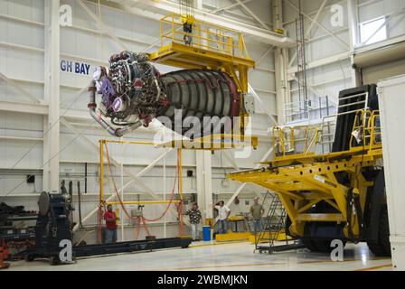 Triebwerk Nr. 3 von Endeavour wird im Rahmen der Übergangs- und Ruhestandsbearbeitung an einen Arbeitsstand im Kennedy Space Center der NASA verlegt, bevor es im California Science Center öffentlich ausgestellt wird; Endeavour absolvierte 25 Missionen, verbrachte 299 Tage im Weltraum, umkreiste 4.671 Mal die Erde und reiste während seiner 19-jährigen Karriere über 122 Millionen Meilen, die mit STS-134 am 1. Juni 2011 endete. Stockfoto