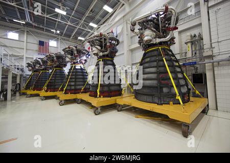 Sechs Haupttriebwerke des Pratt & Whitney Rocketdyne Space Shuttles sind im Motorenshop im Kennedy Space Center, Florida, untergebracht. Alle 15 Triebwerke des Space Shuttle Program werden für den Transport zum Stennis Space Center in Mississippi vorbereitet, wo sie für die NASA-Schwerlachroete Space Launch System gelagert und umgenutzt werden können. Stockfoto