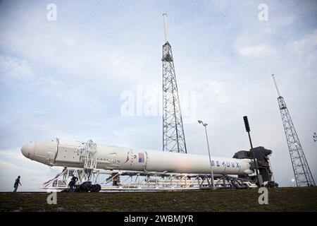 CAPE CANAVERAL, Fla. Auf der Cape Canaveral Air Force Station in Florida nähert sich die SpaceX Falcon 9 Rakete dem Startplatz am Launch Complex 40, um die neun Merlin-Motoren der ersten Stufe zu testen. Der Test ist Teil der Vorbereitungen für die bevorstehende SpaceX 2-Mission. Der Start der Raumrakete SpaceX Falcon 9 und Dragon ist für den 1. März 2013 um 10 Uhr EST vom Space Launch Complex-40 auf der Cape Canaveral Air Force Station, Florida, geplant. Dragon wird seine dritte Reise zur Raumstation machen. Sie wird Vorräte und Experimente zum umkreisenden Labor bringen. Die Stockfoto