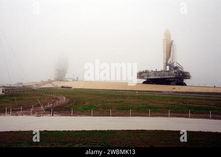 Space Shuttle Discovery wurde auf dem Launch Pad 39B für STS-102 auf die ISS eingeführt. Die Nutzlast umfasst das Mehrzweck-Logistikmodul Leonardo, das Ausrüstung, Experimente und Zubehör transportiert. Die Crew der Expedition 2 wird zur Station reisen und die Expedition 1 ersetzen. Der Start ist für den 8. März um 6:45 Uhr EST geplant. Stockfoto