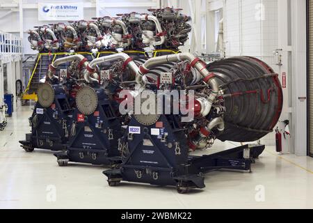Im Kennedy Space Center der NASA bereiten Techniker 15 Haupttriebwerke des Pratt Whitney Rocketdyne Space Shuttle für den Transport zum Stennis Space Center vor. Die Motoren, die früher Teil des Space Shuttle-Programms waren, werden für den Einsatz mit dem Space Launch System umgerüstet. Stockfoto