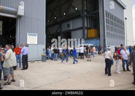 Hunderte von Arbeitern im Vehicle Assembly Building des NASA Kennedy Space Centers in Cape Canaveral, Florida, feierten am 8. Juli 2011 den erfolgreichen Start von Atlantis. Die STS-135-Mission, der letzte Flug des Space Shuttle-Programms, brachte Commander Chris Ferguson, Pilot Doug Hurley und Missionsspezialisten Sandy Magnus und Rex Walheim, um das Raffaello Logistikmodul mit Vorräten und Ersatzteilen zur Internationalen Raumstation zu liefern. Stockfoto