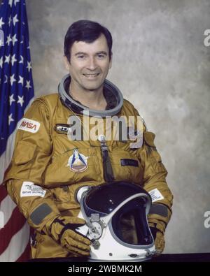 John H. Young kommandiert STS-1 an Bord des Space Shuttle Columbia, dem ersten Testflug. STS-1 wird den sicheren Start, die Umlaufbahn und die Rückkehr von Orbiter und Besatzung überprüfen und die Leistung von Orbiter, festen Raketenverstärkern und externem Panzer testen. Start von Pad A, Kennedy Space Center, frühestens März 1981. Stockfoto