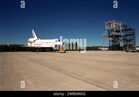 Atlantis wendet sich vom Mate Demate-Gerät in der KSC-Shuttle-Landeanlage ab, um zur Orbiter-Verarbeitungsanlage zu schleppen. Atlantis kehrte nach der Landung auf der Edwards Air Force Base am 19. Februar auf einem Shuttle Carrier-Flugzeug aus Kalifornien zurück und beendete die Mission STS-98. Der Fährflug begann am 1. März; ungünstige Wetterbedingungen hielten ihn am Boden in Altus AFB, Okla., bis er nach Florida zurückkehren konnte. In der Orbiter Processing Facility wird Atlantis auf die Mission STS-104 vorbereitet, den 10. Bauflug zur Internationalen Raumstation, der am 8. Juni starten soll Stockfoto