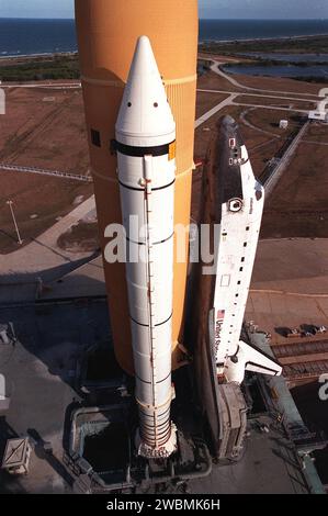 KENNEDY SPACE CENTER, FLORIDA. -- das Space Shuttle Atlantis liegt auf der Mobile Launcher-Plattform und wird von einer hohen Ebene der Fixed Service Structure betrachtet. Man sieht einen seiner festen Raketenkraftverstärker und den externen Tank. Neben dem Flügel des Orbiters befindet sich einer von zwei Leitmasten, die den Flüssigsauerstoff-, Gas- und elektrischen Bedarf der T-0-Umlenkungen des Orbiters unterstützen. Am Horizont befindet sich der Atlantische Ozean. Atlantis fliegt mit der Mission STS-98, dem siebten Bauflug zur Internationalen Raumstation, mit dem U.S. Laboratory Destiny Stockfoto