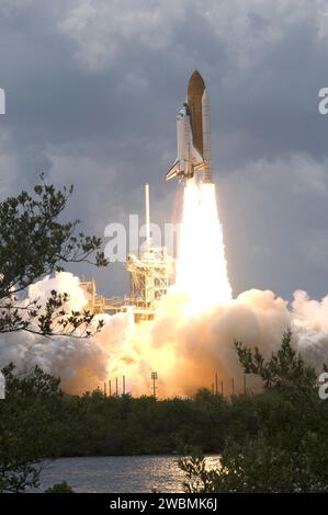 CAPE CANAVERAL, Fla. – Rauch- und Dampfwolken schweben über die Startfläche 39A im Kennedy Space Center der NASA in Florida, als das Space Shuttle Atlantis auf der STS-125-Mission eine Feuersäule in den Weltraum fährt. Atlantis wird sich mit dem Hubble-Weltraumteleskop der NASA treffen. Der Abflug war pünktlich um 14:01 Uhr EDT. Atlantis' 11-tägiger Flug umfasst fünf Raumwanderungen, um das Teleskop mit modernsten wissenschaftlichen Instrumenten zu modernisieren und zu modernisieren, die Hubbles Fähigkeiten erweitern und seine Betriebslebensdauer bis mindestens 2014 verlängern werden. Die Nutzlast umfasst eine Weitfeldkamera 3, einen Feinführungssensor Stockfoto