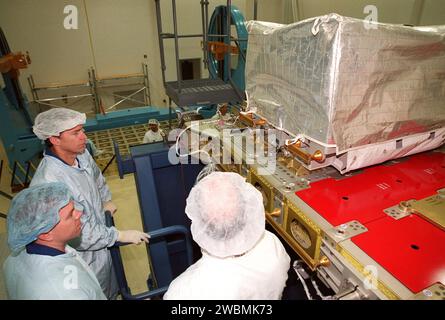 RAUMFAHRTZENTRUM KENNEDY, FLA. -- STS-102 Commander James D. Wetherbee (oben links) und Pilot James M. Kelly (unten links) hören einem Arbeiter bei SPACEHAB ZU, der Informationen über die Ausrüstung rechts gibt, ein Pumpenfördersystem. Sie und andere Crew-Mitglieder sind bei SPACEHAB, um sich mit Werkzeugen und Ausrüstung vertraut zu machen, die sie für ihre Mission verwenden werden. STS-102 ist der 8. Bauflug zur Internationalen Raumstation und wird das Mehrzweck-Logistikmodul Leonardo tragen. Auf diesem Flug wird Leonardo mit Ausrüstung und Vorräten gefüllt sein, um das US-Labormodul Destiny auszustatten. Stockfoto