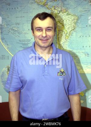 RAUMFAHRTZENTRUM KENNEDY, FLA. Vladimir Dezhurov, ein Mitglied der Expedition 3-Besatzung auf der Internationalen Raumstation, posiert für ein Foto. Er und die anderen Besatzungsmitglieder Michail Tyurin und Frank Culbertson kehrten als Passagiere an Bord des Orbiters Endeavour zur Erde zurück, der um 55 Uhr EST (17 55 Uhr MEZ) am 17. Dezember 2001 nach Beendigung der Mission STS-108 landete. Die Landung ist die 57. In der Geschichte des Programms STS-108 war die 12. Mission zur Raumstation. Diese Mission war der 107. Flug im Shuttle-Programm und der 17. Flug für den Orbiter Stockfoto