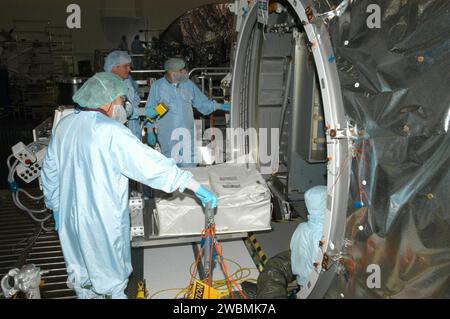 RAUMFAHRTZENTRUM KENNEDY, FLA. - Techniker in der Raumstation Processing Facility im Kennedy Space Center der NASA beginnen damit, Nachfüllsäcke in das in Italien gebaute Mehrzwecklogistik-Modul Raffaello zu transportieren. Die Beutel werden in Behälter verpackt, die als Nachschub-Staufach bezeichnet werden. Das Modul liefert eine Vielzahl von Verbrauchsmaterialien, darunter Lebensmittel, Kleidung und Ersatzteile, an die Internationale Raumstation. Raffaello startet mit der Mission STS-114 des Space Shuttle Discovery. Das Startfenster ist vom 15. Mai bis 3. Juni. Stockfoto