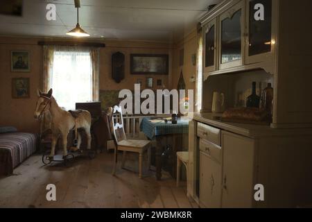 SIERPC, POLEN - 25. August 2017: Ein traditionelles rustikales Ambiente eines Wohnzimmers in einem traditionellen Haus in Polen. Stockfoto