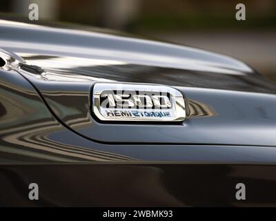 RAM 1500 eTorque Emblem auf einem Dodge Pickup Truck. Verchromtes Schild an der Seite der Motorhaube. Nahaufnahme des Brandings auf der Außenseite des amerikanischen Fahrzeugs. Stockfoto