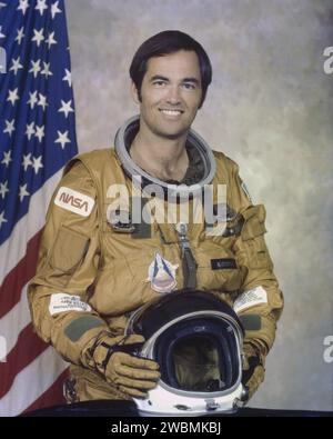 Robert L. Crippen wird als Pilot für STS-1 dargestellt, einen Space Shuttle Columbia-Testflug vom Launch Complex 39, der die Leistung von Orbiter, Boostern und externem Tank verifiziert. Stockfoto