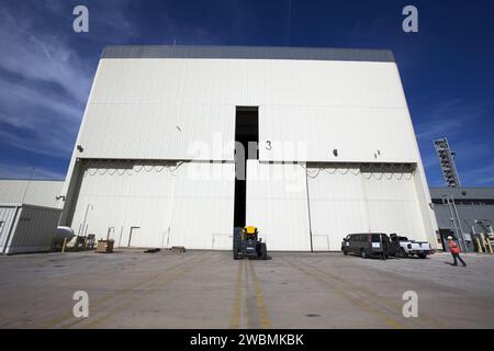 Die kommerzielle Besatzung und Frachtverarbeitungsanlage der NASA im Kennedy Space Center wird renoviert, um die Produktion von Boeing CST-100-Raumschiffen zu unterstützen und die ehemalige Orbiter Processing Facility-3 in einen sauberen Produktionsbereich für Fahrzeuge mit niedriger Erdumlaufbahn umzuwandeln. Stockfoto