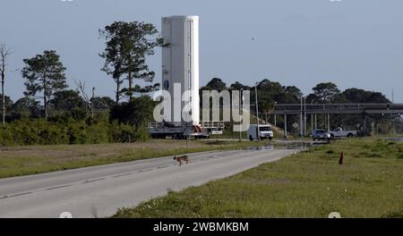 CAPE CANAVERAL, Fla. –– im Kennedy Space Center der NASA in Florida wird der Nutzlastkanister mit dem Hubble Space Telescope für das Launch Pad 39A. Im Vordergrund läuft ein Bobcat über die Straße. Auf dem Gelände wird die Hubble-Ausrüstung in die Nutzladerampe des Space Shuttle Atlantis gebracht. Atlantis' 11-tägige STS-125-Mission zum Dienst an Hubble soll am 12. Mai gestartet werden. Der Flug umfasst fünf Raumwanderungen, bei denen Astronauten das Teleskop mit modernsten wissenschaftlichen Instrumenten modernisieren und aufrüsten. Dadurch werden Hubbles Fähigkeiten erweitert und sein Betrieb erweitert Stockfoto