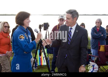 CAPE CANAVERAL, Fla. - NASA-Astronaut Shannon Walker, Left und Kennedy Space Center Direktor Bob Cabana sprechen mit einer Menge von Zuschauern, die sich am Banana Creek Viewing Site nahe dem Saturn V Center im Kennedy Space Center der NASA in Florida versammelt haben, um den Start des Space Shuttle Endeavour zu beobachten. Das Shuttle startete pünktlich um 8:56 Uhr EDT mit seiner STS-134-Mission zur Internationalen Raumstation. Das Shuttle und seine sechsköpfige Besatzung besteigen eine Mission, um das Alpha Magnetic Spectrometer-2 (AMS), den Express Logistics Carrier-3, einen Hochdruckgastank und zusätzlichen Ersatzbehälter zu liefern Stockfoto