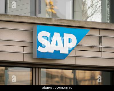 SAP-Logo auf der Außenseite des Bürogebäudes. Das deutsche Softwareunternehmen ist ein großer Arbeitgeber und Entwickler von Unternehmenslösungen für Kunden. Stockfoto