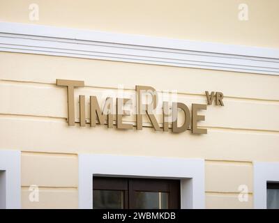 TimeRide-Logo-Schild an einer Gebäudewand. Das Unternehmen bietet Virtual Reality (VR) Touren und Erlebnisse in verschiedenen Städten in Deutschland an. Stockfoto