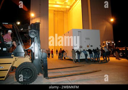RAUMFAHRTZENTRUM KENNEDY, FLA. - Die Arbeiter Rollen einen von zwei Containern mit der Ausrüstung des Mars Reconnaissance Orbiter (MRO) in die Gefahrenwartungsanlage. Das MRO wurde von Lockheed Martin für das Jet Propulsion Laboratory der NASA in Kalifornien gebaut. Es ist der nächste große Schritt in der Mars-Erkundung und soll von der Cape Canaveral Air Force Station in einem Fenster gestartet werden, das am 10. August geöffnet wird. Das MRO umfasst sechs primäre Instrumente: High Resolution Imaging Science Experiment, Context Camera, Mars Color Imager, Compact Reconnaissance Imaging Spectrometer für Mars, Mars Climate Sounder und Shallow Stockfoto