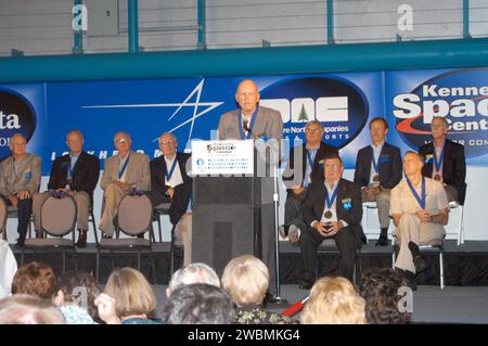 RAUMFAHRTZENTRUM KENNEDY, FLA. - Bei der Einführungszeremonie der Astronaut Hall of Fame spricht der neue Einsteiger Gordon Fullerton seine Gäste an. Hinter ihm befinden sich die aktuelle Hall of Famers (von links, hinten) Al Worden, Charles Duke, Jack Lousma, Bill Pogue, Dan Brandenstein, Robert „Hoot“ Gibson und Stephen Covey; (in der ersten Reihe) Fred Haise und Vance Brand. Die anderen neuen Mitglieder sind Bruce McCandless und Joe Allen. Die Veranstaltung findet im Apollo Saturn V Center des Kennedy Space Center Visitor Complex statt. Anerkennung für ihre individuellen Flugleistungen und Beiträge zum Erfolg und zukünftigen Erfolg o Stockfoto