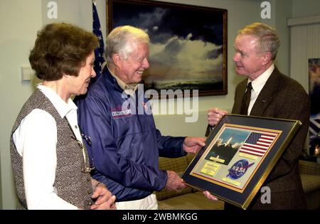 RAUMFAHRTZENTRUM KENNEDY, FLA. -- während eines Besuchs im Kennedy Space Center erhält der ehemalige Präsident Jimmy Carter (Mitte) eine besondere Präsentation von Center Director Roy D. Bridges Jr. Mit Carter ist seine Frau, die ehemalige First Lady Rosalyn Carter Stockfoto