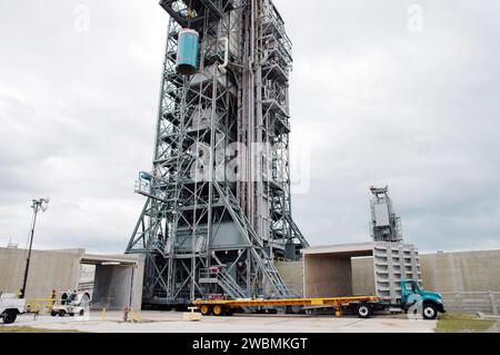 Bei Pad 17-B wird der Boeing Delta II Interstage Adapter nach einer Hardwareprüfung abgesenkt, um ihn auszutauschen. Die zuvor entfernte zweite Stufe wird erneut installiert. Der Start der Deep Impact Mission ist nicht vor dem 12. Januar geplant. Stockfoto