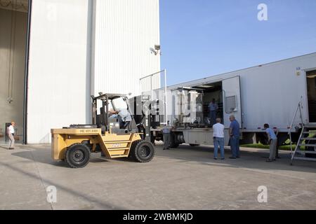 CAPE CANAVERAL, Fla. -- im Kennedy Space Center der NASA in Florida hebt ein Gabelstapler den Radioisotope-Thermoelektrischen Generator (MMRTG) für die Mission Mars Science Laboratory (MSL) der NASA in den MMRTG-Trailer. Das MMRTG ist in einem Maschenbehälter, dem sogenannten Gorillakäfig, eingeschlossen, der es während des Transports schützt und die entstehende überschüssige Wärme in die Luft ableiten lässt. Die MMRTG wird nach einer Passungsprüfung des Curiosity rover von MSL in der Payload Hazardous Service Facility (PHSF) in das RTG-Lager verlegt. Das MMRTG erzeugt die für den Fehlschlag erforderliche Leistung Stockfoto