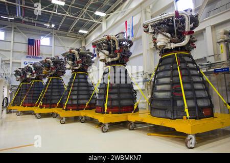Sechs Pratt & Whitney Rocketdyne-Triebwerke der Endeavour STS-134 und Atlantis STS-135 befinden sich in Testzellen des Kennedy Space Center der NASA. Alle 15 Haupttriebwerke werden für den Transport zum Stennis Space Center vorbereitet, wo sie für das Space Launch System der NASA gelagert und umgenutzt werden können. Stockfoto