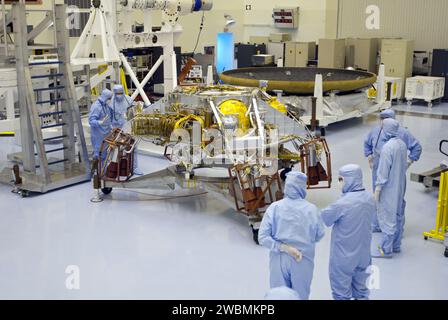In der Payload Hazardous Service Facility des Kennedy Space Centers in Florida entfernten Techniker die Schutzhülle aus der Abstiegsstufe des Mars Science Laboratory und bereiteten den Curiosity rover für den Start auf den Mars mit einer Atlas V-541 Rakete zwischen dem 25. November und dem 18. Dezember 2011 vor, mit 10 wissenschaftlichen Instrumenten Marsgestein zu untersuchen und nach mikrobiellem Leben zu suchen. Stockfoto