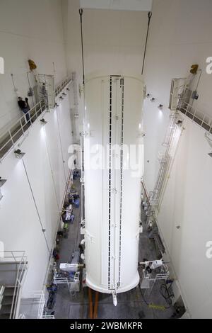 CAPE CANAVERAL, Fla. -- Ein Kanister mit dem Alpha Magnetic Spectrometer-2 AMS und Express Logistics Carrier-3 für die Mission STS-134 von Endeavour wird von einer horizontalen zu einer vertikalen Position in der Kanister Rotation Facility im Kennedy Space Center der NASA in Florida gedreht. Endeavour und seine sechsköpfige STS-134-Besatzung sollen am 19. April um 19:48 Uhr EDT abheben, um die Nutzlast zur Internationalen Raumstation zu bringen. Stockfoto