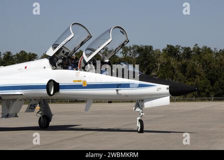 CAPE CANAVERAL, Fla. - Der STS-129-Kommandeur Charles O. Hobaugh steuert einen T-38-Jet zu einem Halt an der Shuttle-Landeanlage im Kennedy Space Center der NASA in Florida. Die Besatzungsmitglieder der STS-129-Mission von Atlantis sind in Kennedy angekommen, um sich mit der Probe für die Startrampe, dem Terminal-Countdown-Demonstrationstest, zu befassen. Der Start von Atlantis auf seiner STS-129-Mission zur Internationalen Raumstation ist für November geplant. Stockfoto